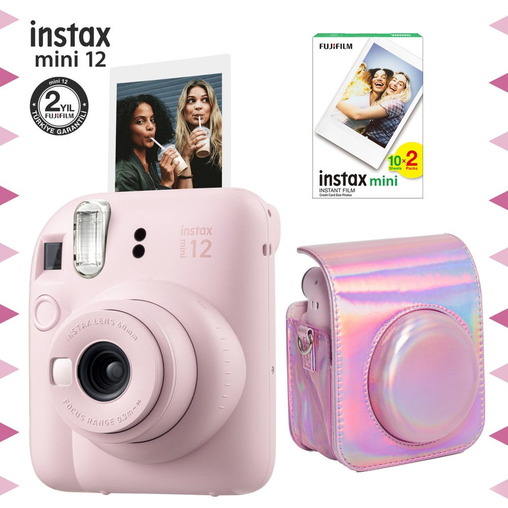 Pembe Instax Mini 12 kamera, iki kadının fotoğrafı ve kılıf.