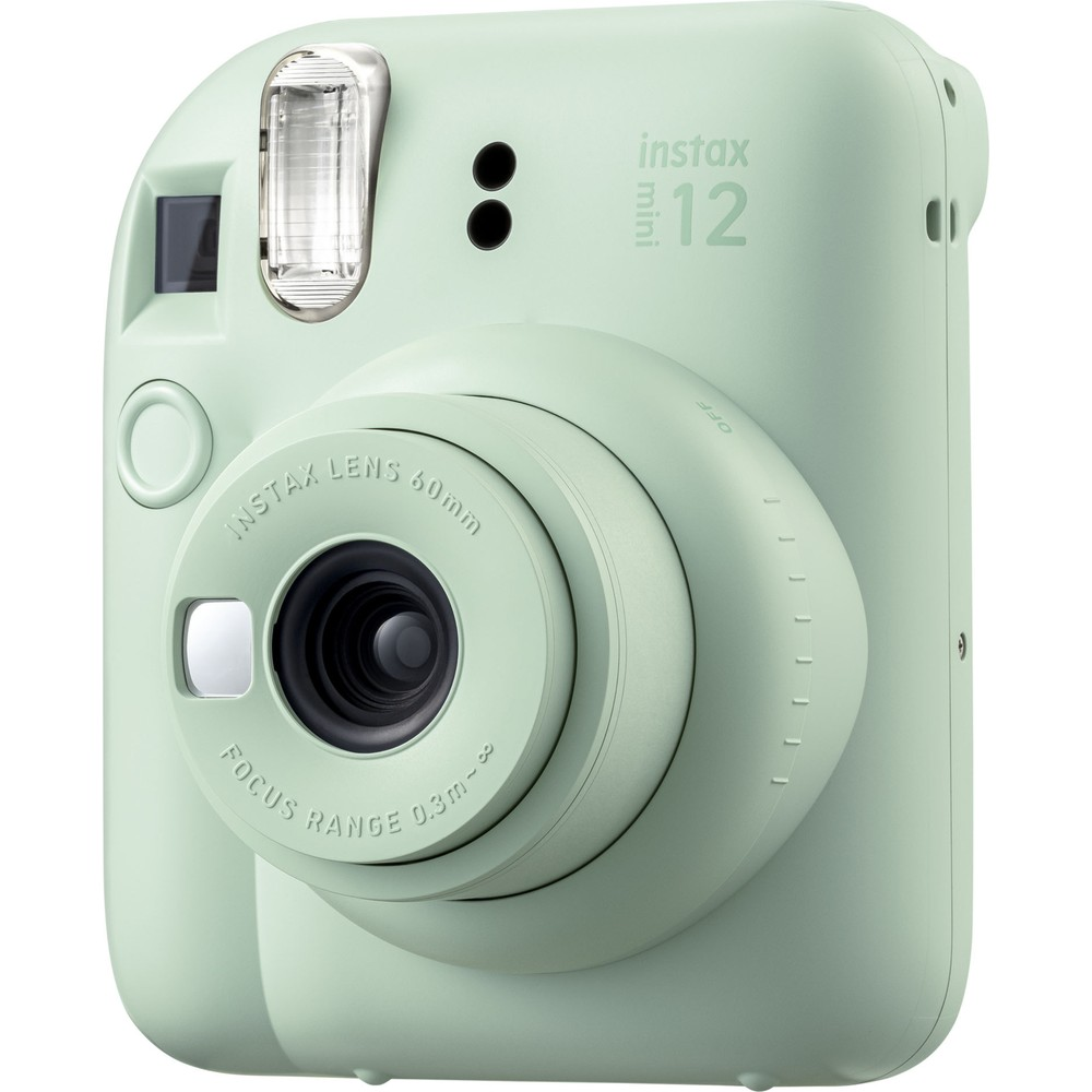 Üzerinde "instax mini 12" yazan açık yeşil anlık kamera.