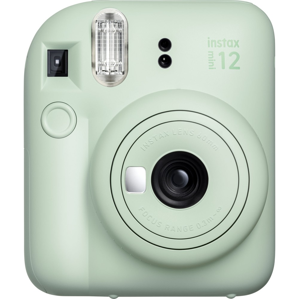Flaşlı ve lensli açık yeşil Instax Mini 12 anlık fotoğraf makinesi.