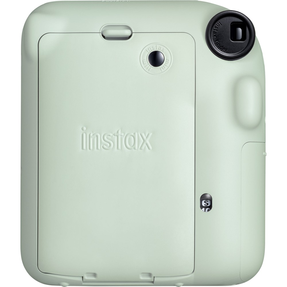 Instax logolu, açık yeşil anlık fotoğraf makinesinin arkası.