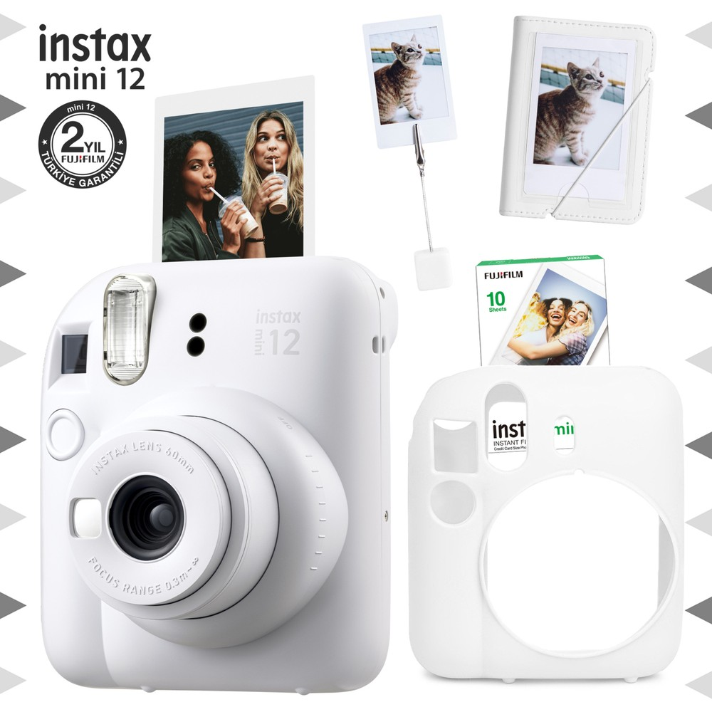 Fotoğraflı, film paketli ve kılıflı beyaz Instax Mini 12 kamera.