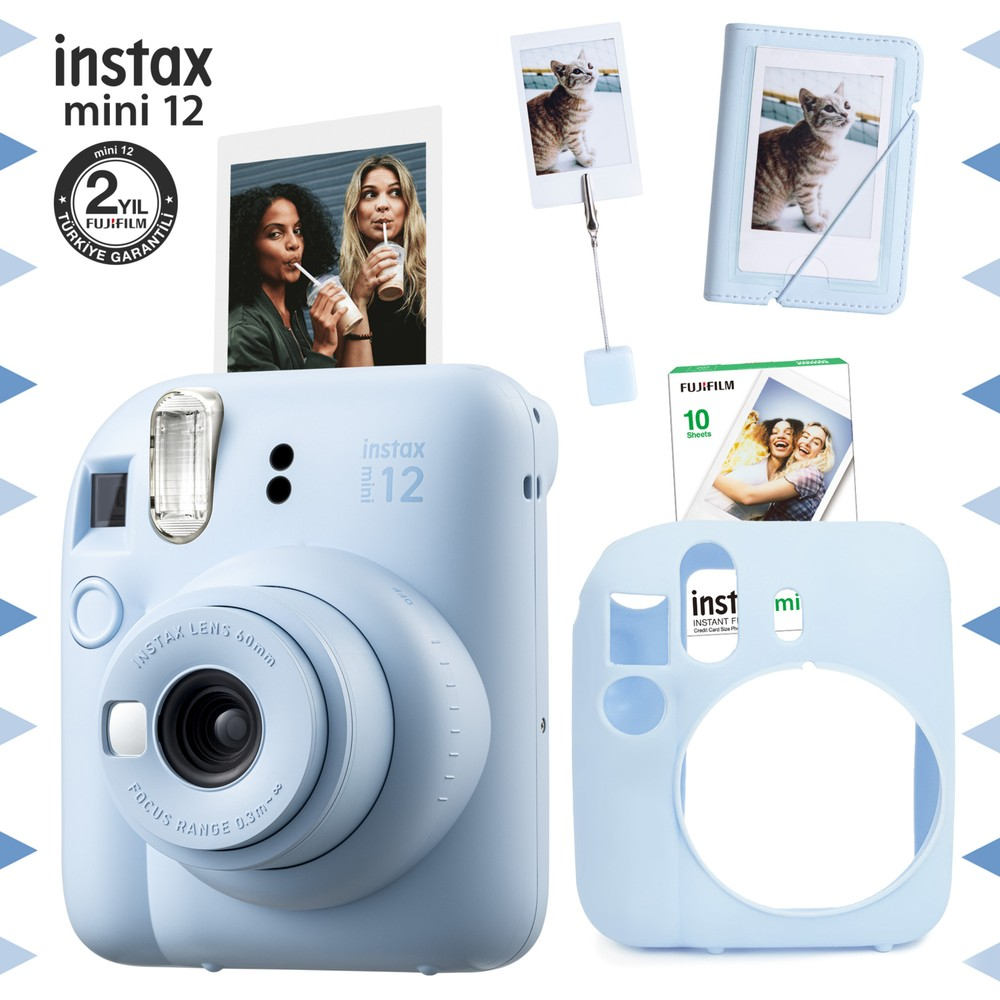 Aksesuarlar, fotoğraflar ve film paketi ile açık mavi Instax Mini 12 kamera.