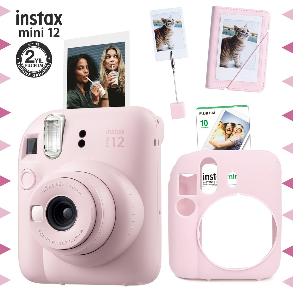 Pembe Instax Mini 12 anında fotoğraf makinesi seti, aksesuarlar, fotoğraflar ve film paketi içerir.