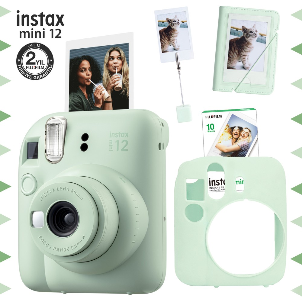 Nane yeşili Instax Mini 12 kamera aksesuarlarıyla: film, kılıf ve fotoğraflar.
