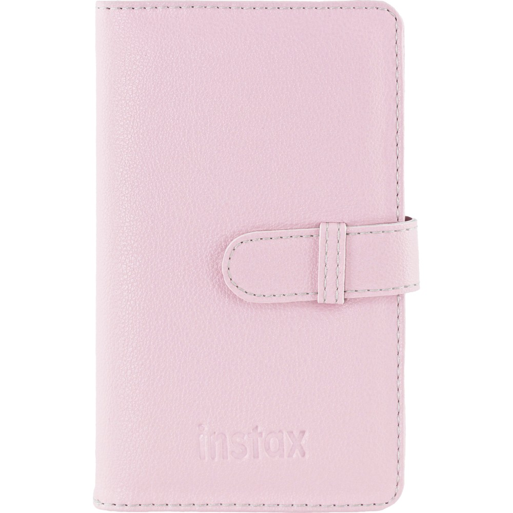 Basit bir kayış kapatmalı kapalı, pembe bir Instax fotoğraf albümü.