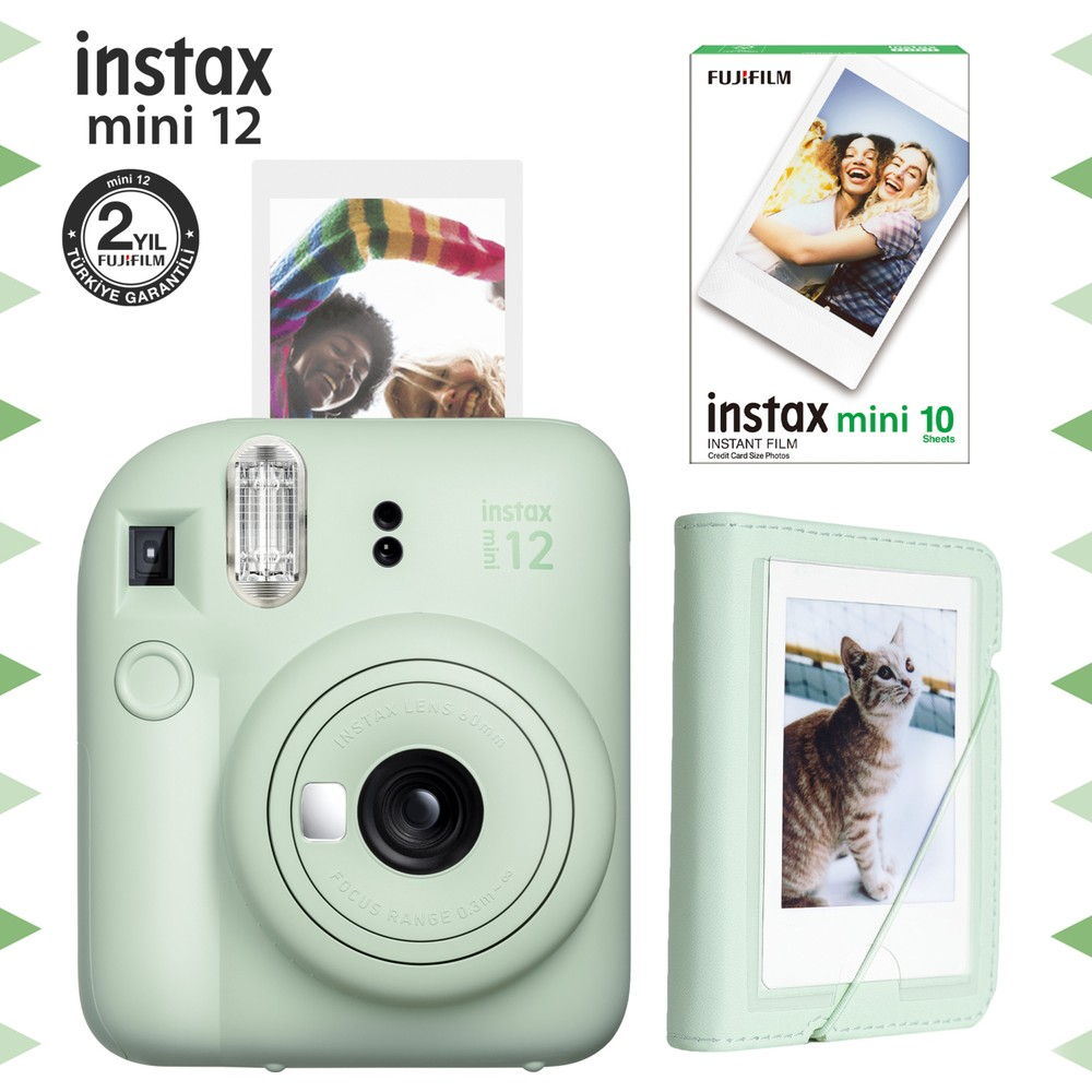 Açık yeşil Instax Mini 12 kamera, film, film kutusu ve kedi fotoğraf albümü.