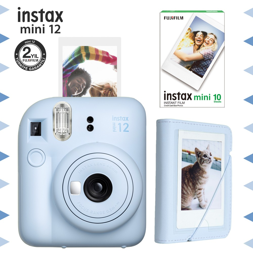 Açık mavi Instax Mini 12 kamera, fotoğraf baskısı ve kedi desenli albüm.