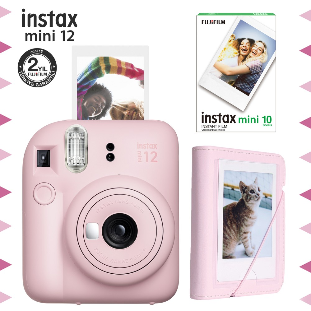 Pembe Instax Mini 12 kamera, film, film paketi ve kedi fotoğraf albümü.
