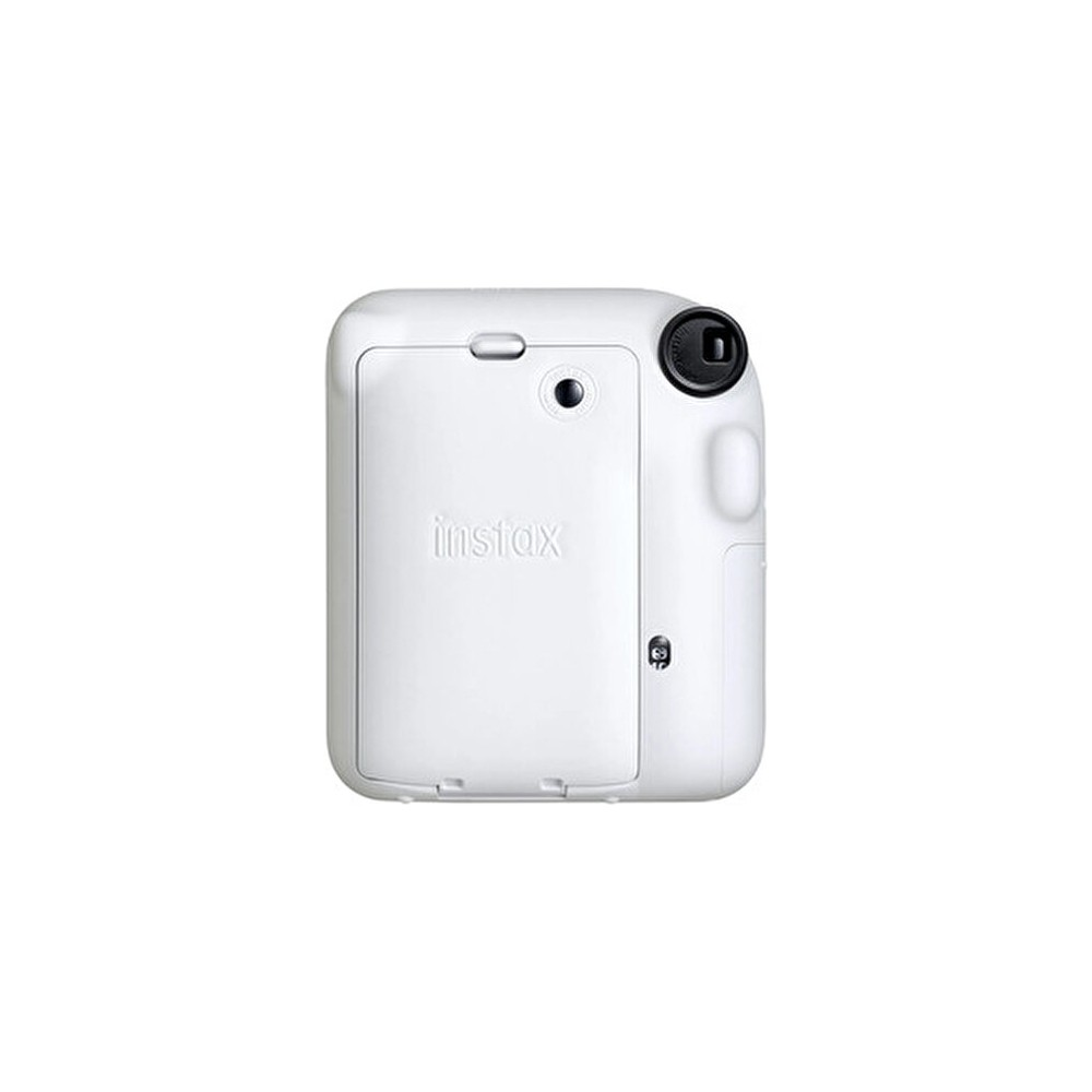 Beyaz bir Instax kameranın arkadan görünümü, kapakta marka adı.