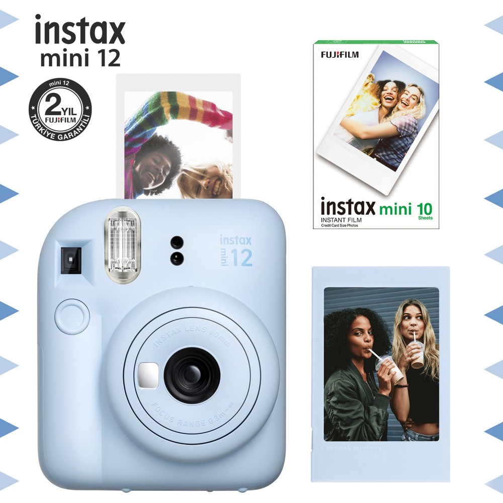 Instax Mini 12 kamera, film paketi ve fotoğraflar. Mavi kamera, yeşil ve renkli fotoğraflar.