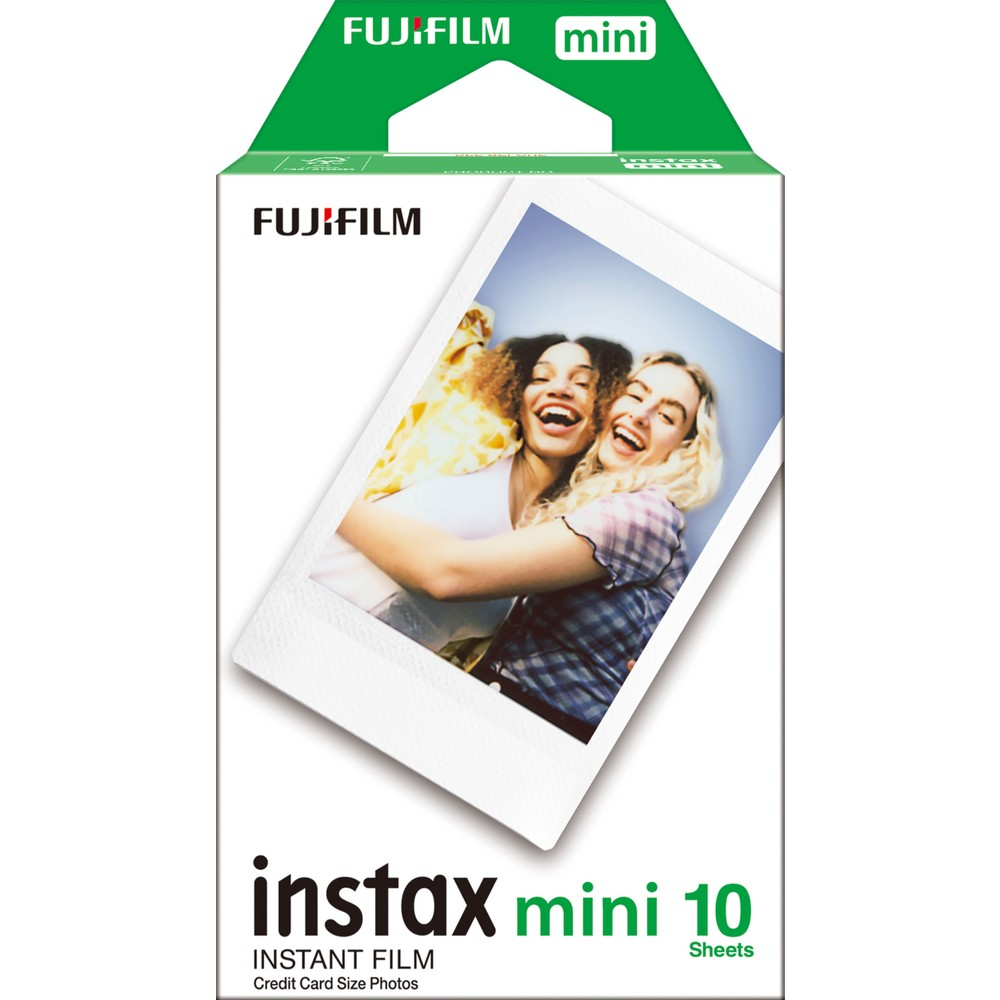 Önünde iki gülen kadın bulunan Fuji Instax Mini anlık film ambalajı.