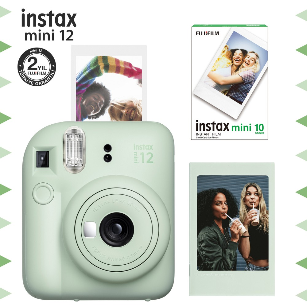 Aksesuar ve fotoğraflı açık yeşil Instax Mini 12 kamera.