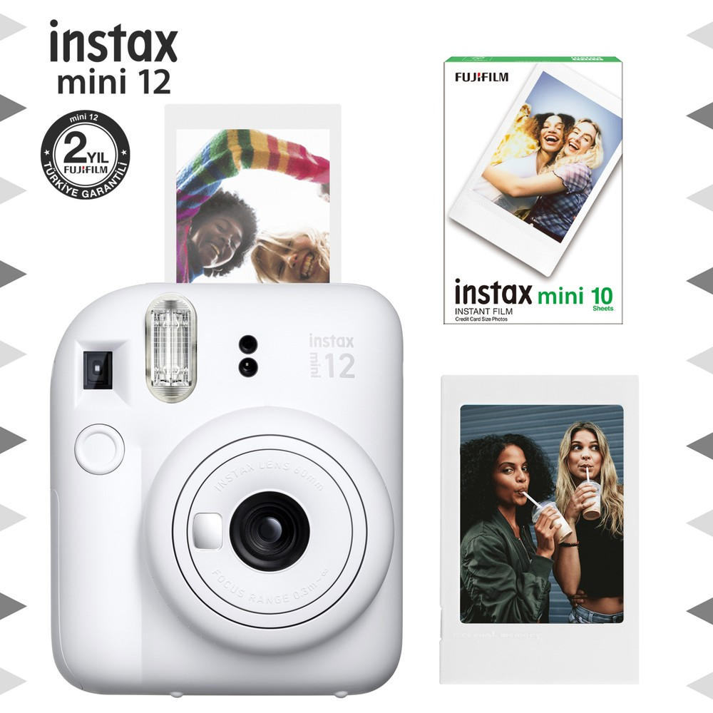 Fotoğraf ve film paketi olan beyaz Instax Mini 12 kamera.