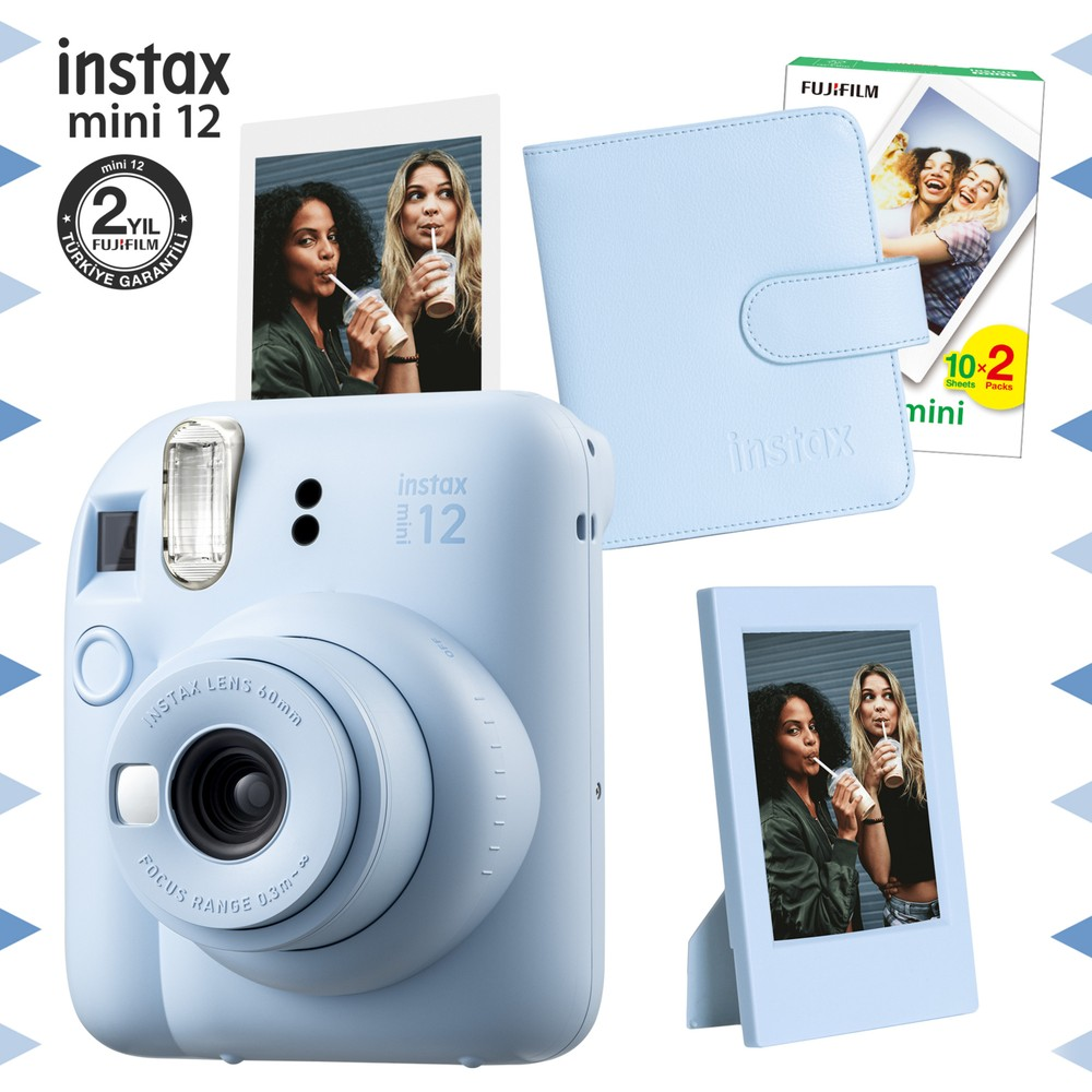 Arka plan: Aksesuarlı açık mavi Instax Mini 12 anında fotoğraf makinesi seti.