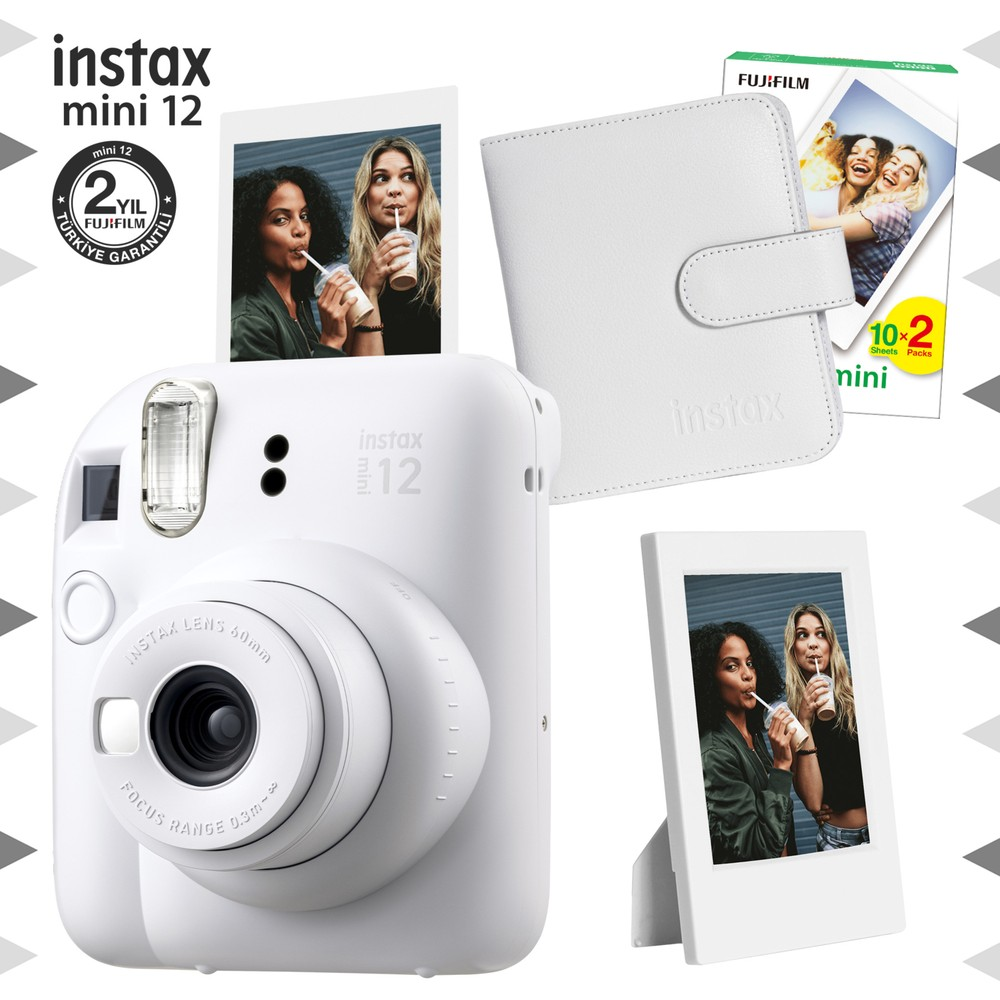 Beyaz Instax Mini 12 kamera, fotoğraf kılıfı, film ve fotoğraf standı.