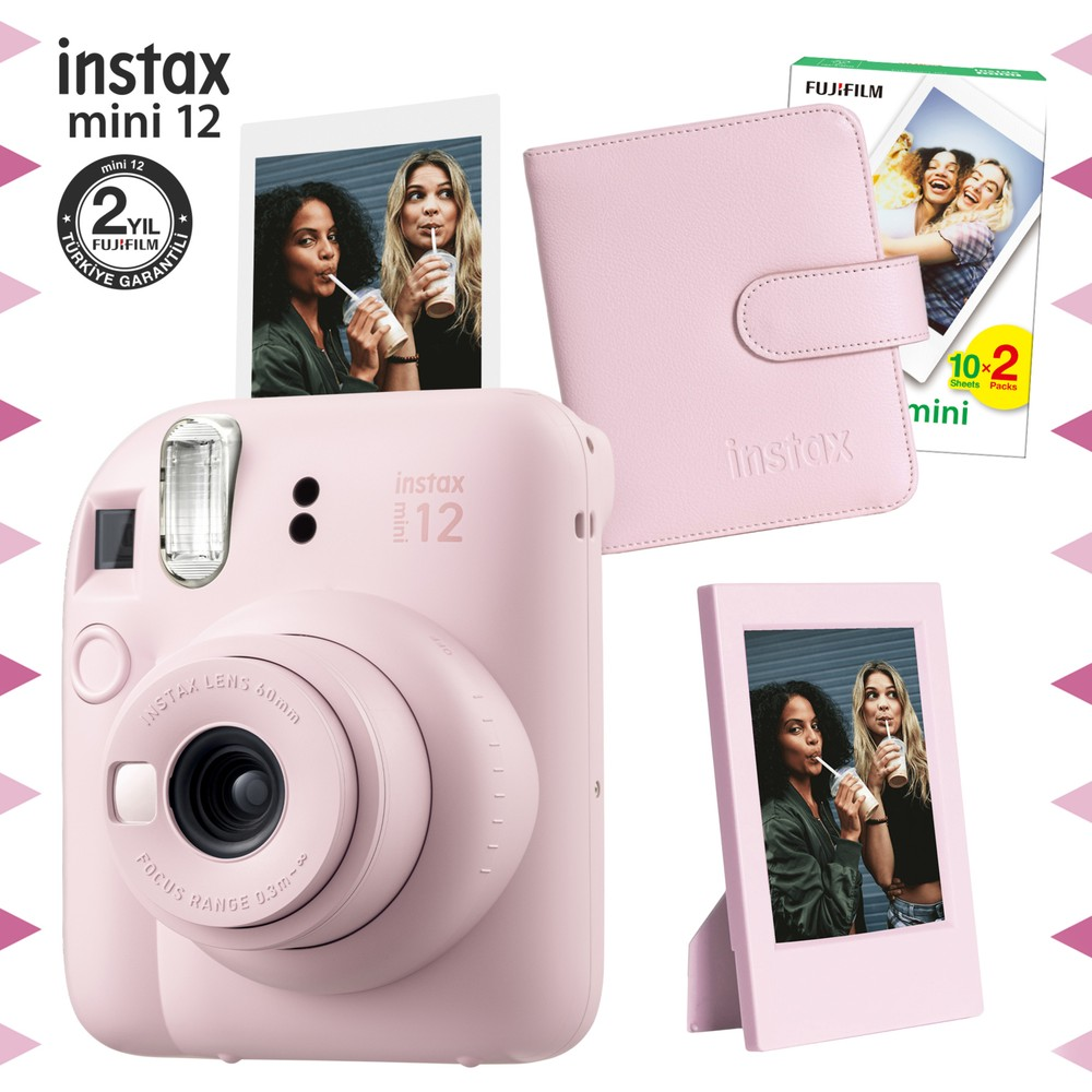 Pembe Instax Mini 12 kamera aksesuarlarıyla: fotoğraf albümü, film paketi, çerçeve.