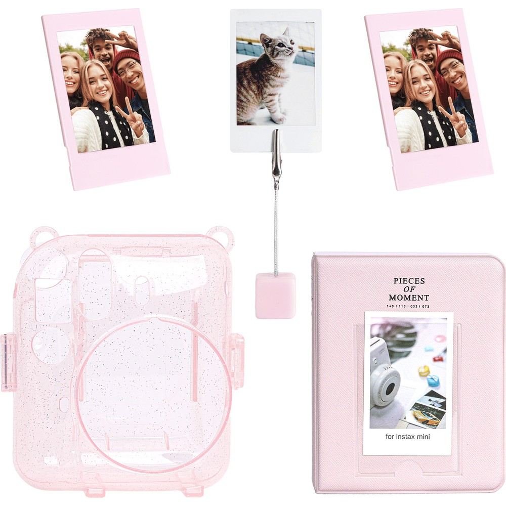 Pembe Instax Mini albüm, şeffaf kılıf, bir kedi yavrusunun fotoğrafı ve iki insan fotoğrafı.