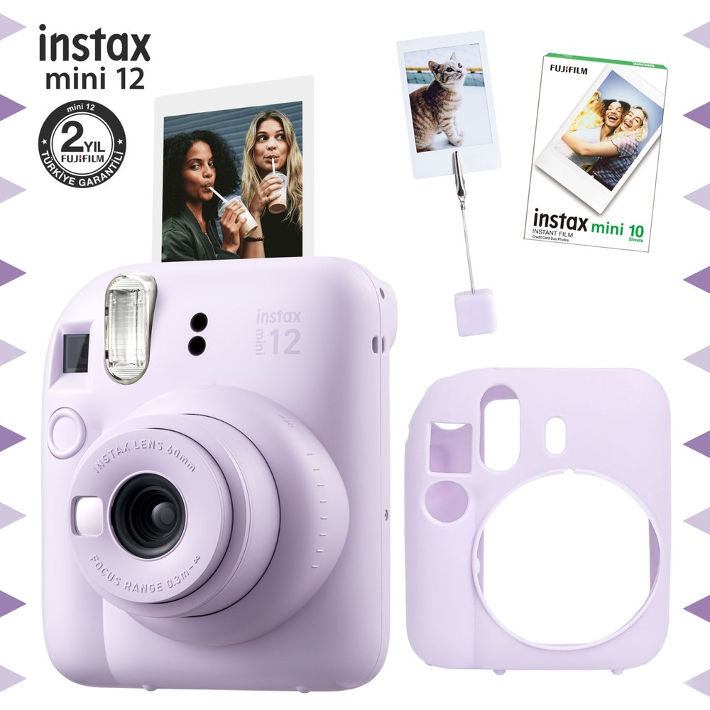 Lavanta rengi Instax Mini 12 kamera aksesuarlar ve fotoğraflarla. Kılıf, film paketi ve iki fotoğraf içerir.