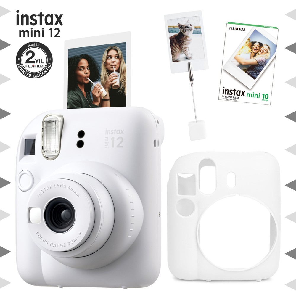 Beyaz Instax Mini 12 kamera, fotoğraflar ve koruyucu kılıf.