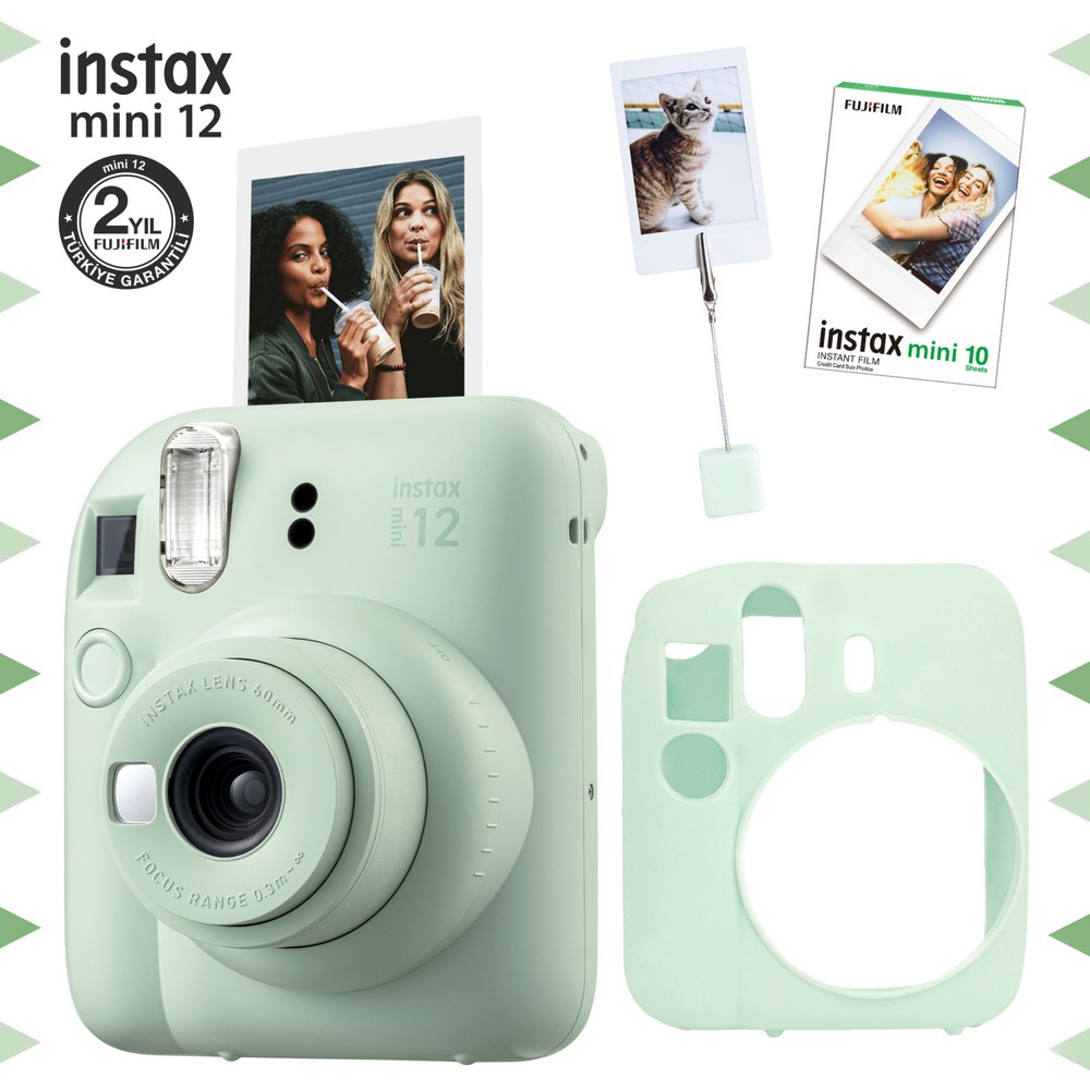 Aksesuar ve anlık fotoğraflı, nane yeşili Instax Mini 12 kamera.