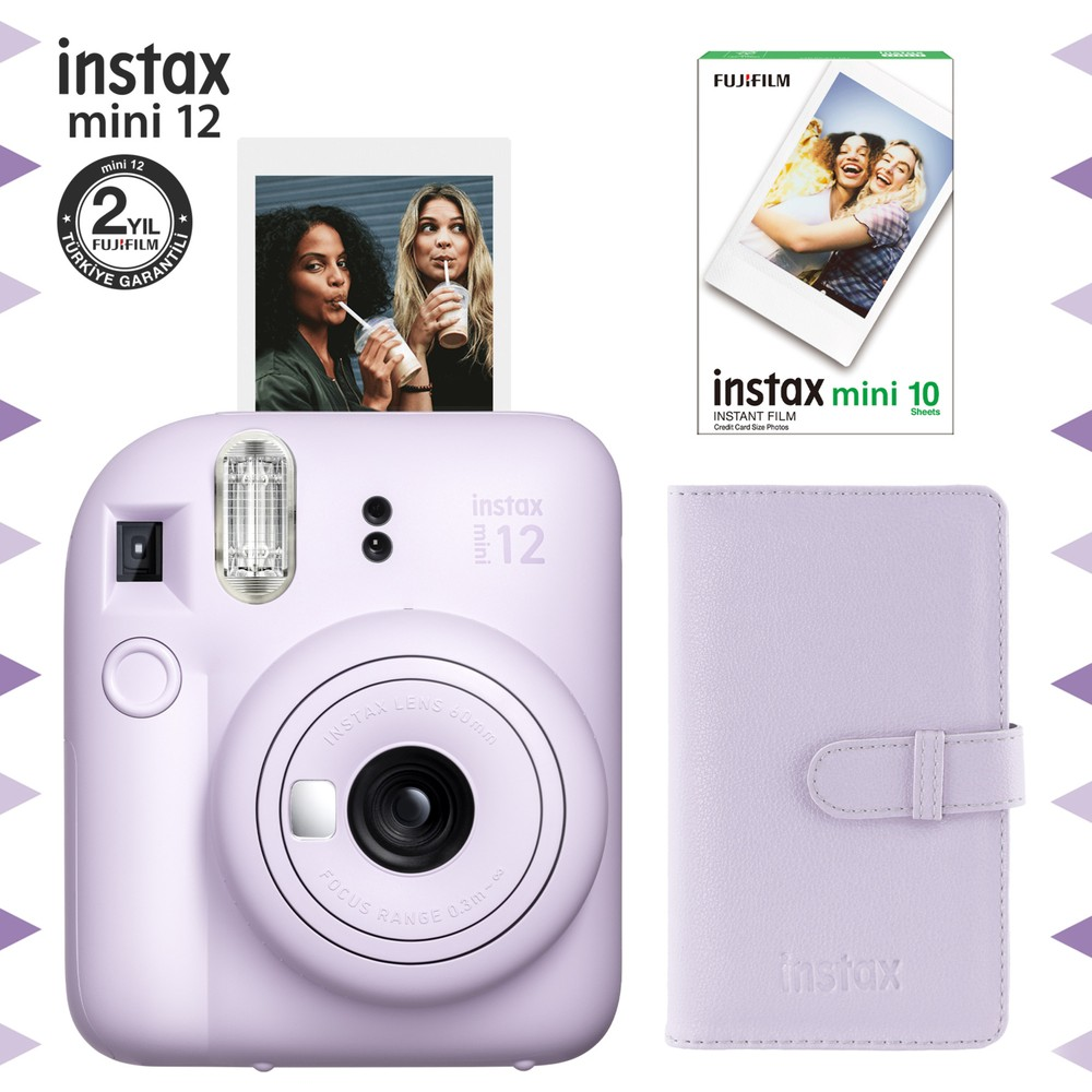 Mor Instax Mini 12 kamera, fotoğraf ve aksesuarlarla.
