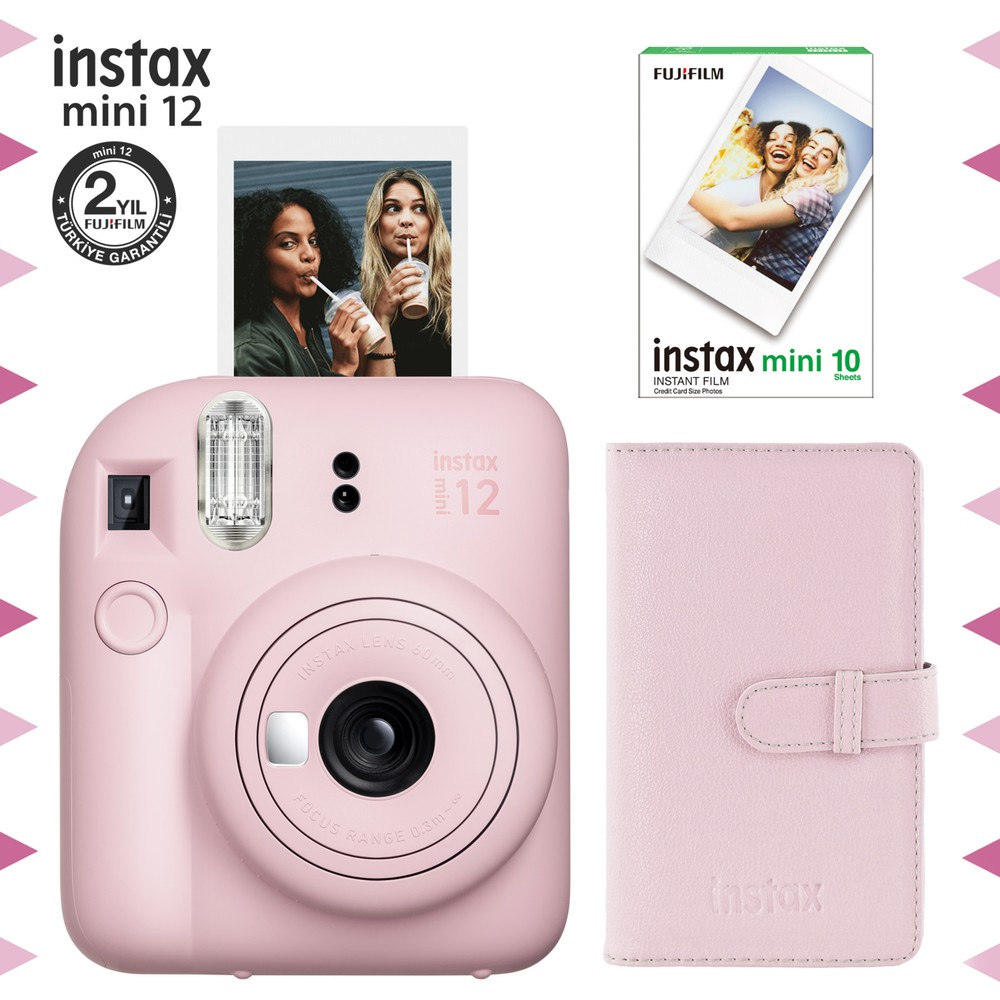 Pembe Instax Mini 12 kamera, fotoğraf, film paketi ve kılıf ile.
