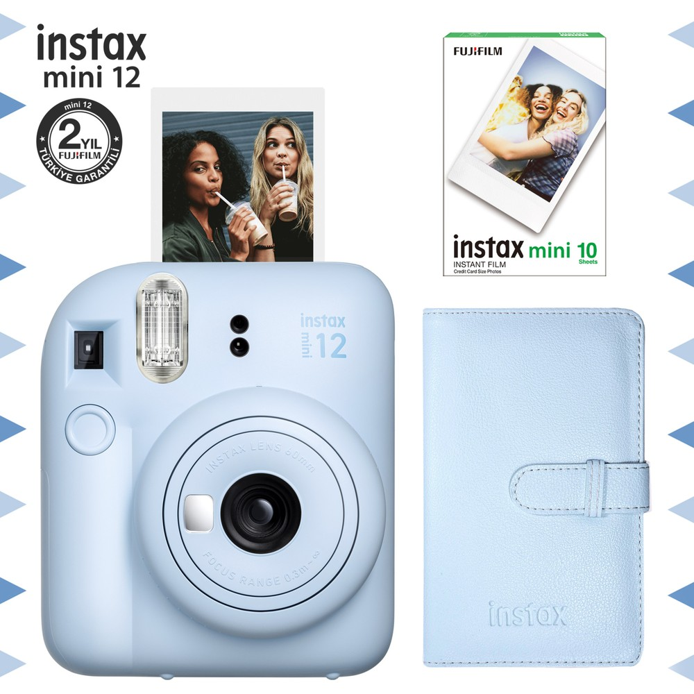 Açık mavi Instax Mini 12 kamera, fotoğraf, film paketi ve kılıf ile.