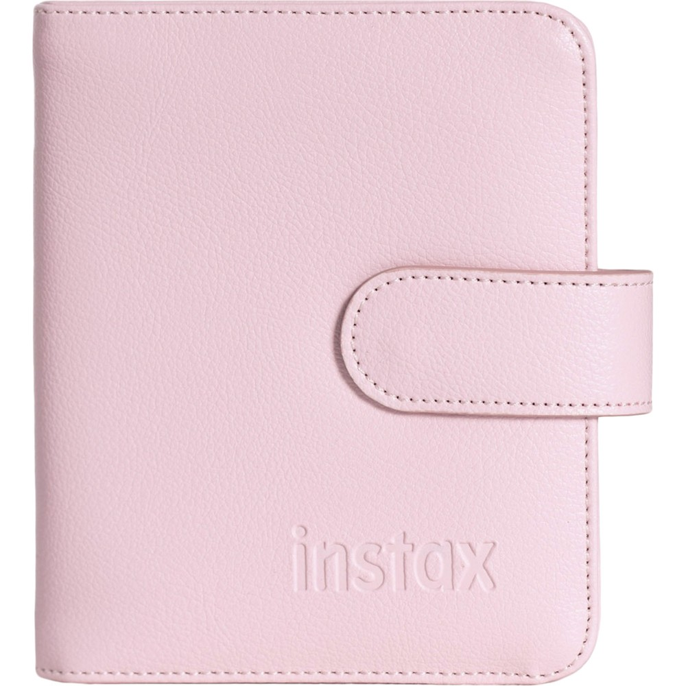 Kapalı, açık pembe Instax albümü çıtçıtlı kapama ve kabartma yazılı.