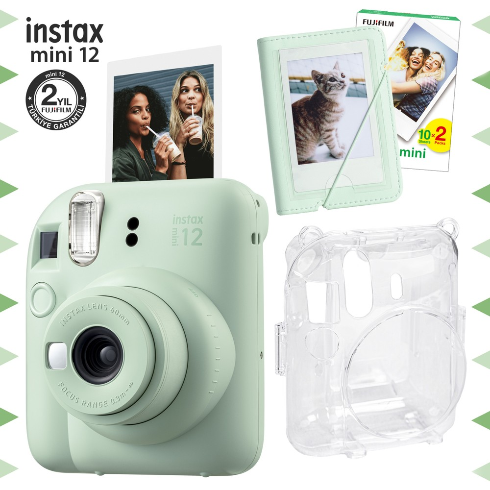 Nane yeşili Instax Mini 12 kamera ve aksesuarları: kılıf, film paketi, fotoğraflar.