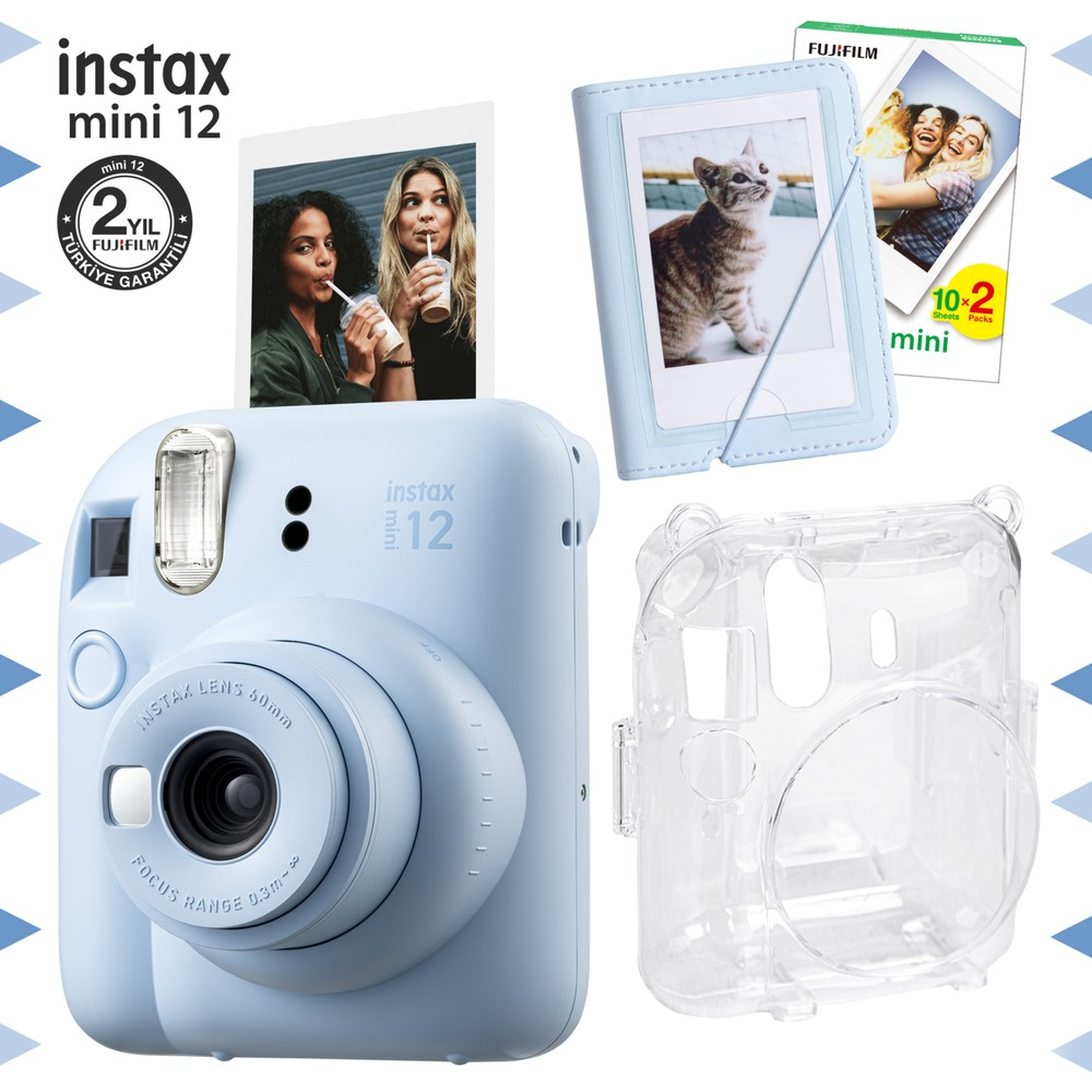 Açık mavi Instax Mini 12 kamera, fotoğraf, kılıf ve koruyucu kapak.