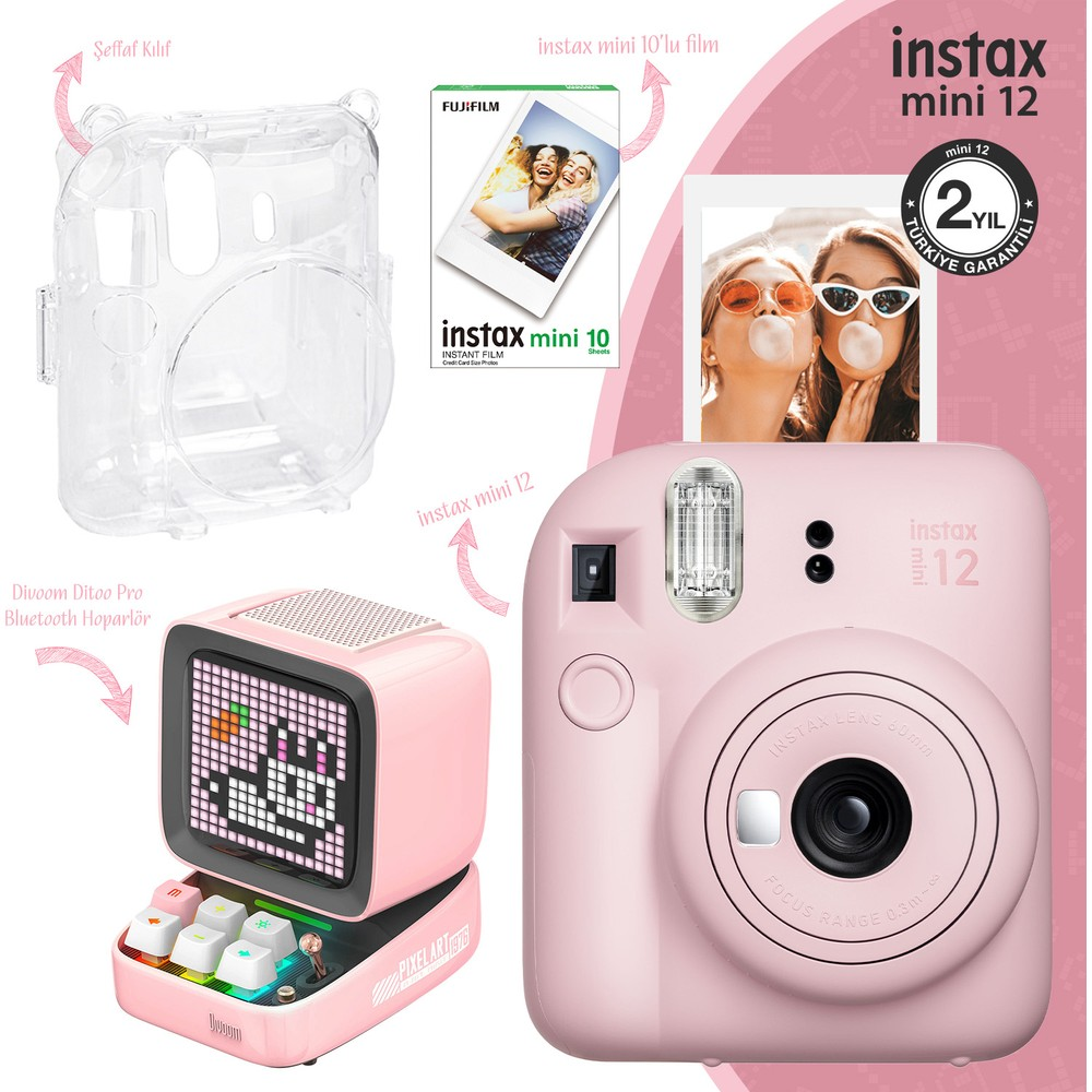Pembe Instax Mini 12 kamera aksesuarlarla: şeffaf kılıf, film paketi ve hoparlör.