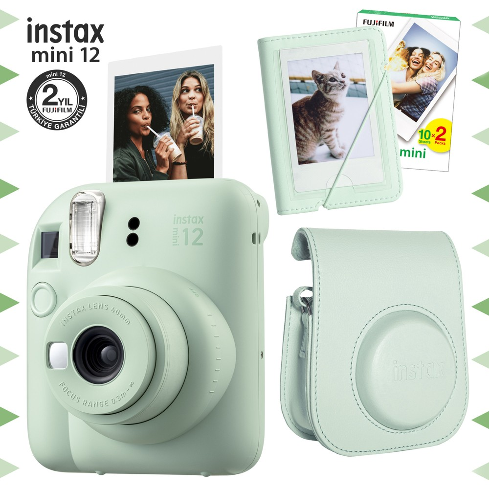 Aksesuarll açık yeşil Instax Mini 12 kamera: fotoğraf albümü, kılıf, film paketleri.