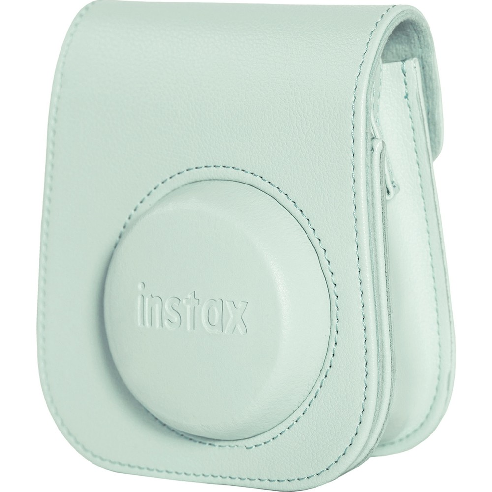 Üzerinde "instax" yazılı açık yeşil deri kamera çantası.