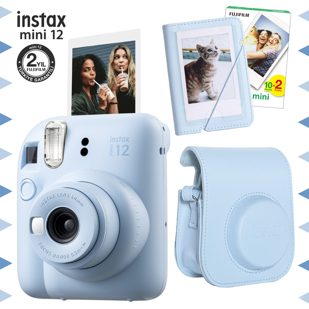 Aksesuarli açık mavi Instax Mini 12 kamera: kılıf, fotoğraf albümü, film paketleri.