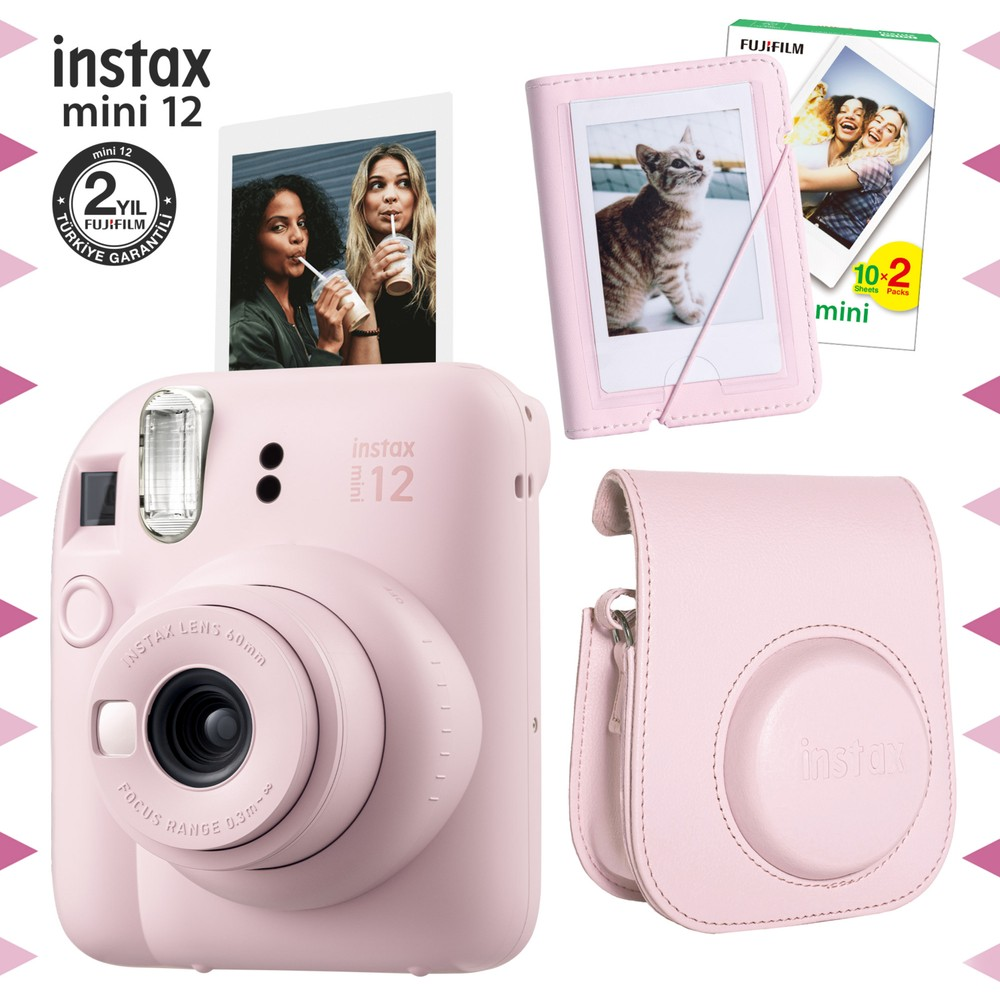 Fotoğraf ve kılıf içeren pembe Instax Mini 12 kamera ve aksesuarları.