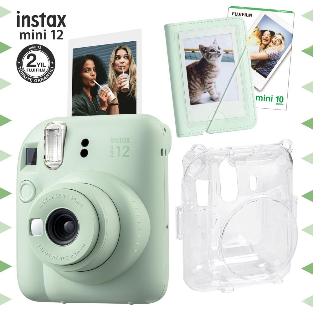 Nane yeşili Instax Mini 12 kamera ve aksesuarları: şeffaf kılıf, fotoğraf albümü, film.