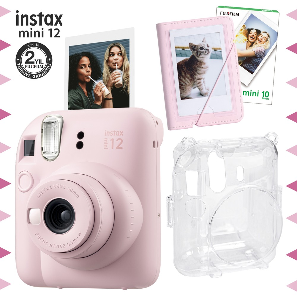Pembe Instax Mini 12 kamera seti, fotoğraflar ve kılıflar dahil aksesuarlarla.