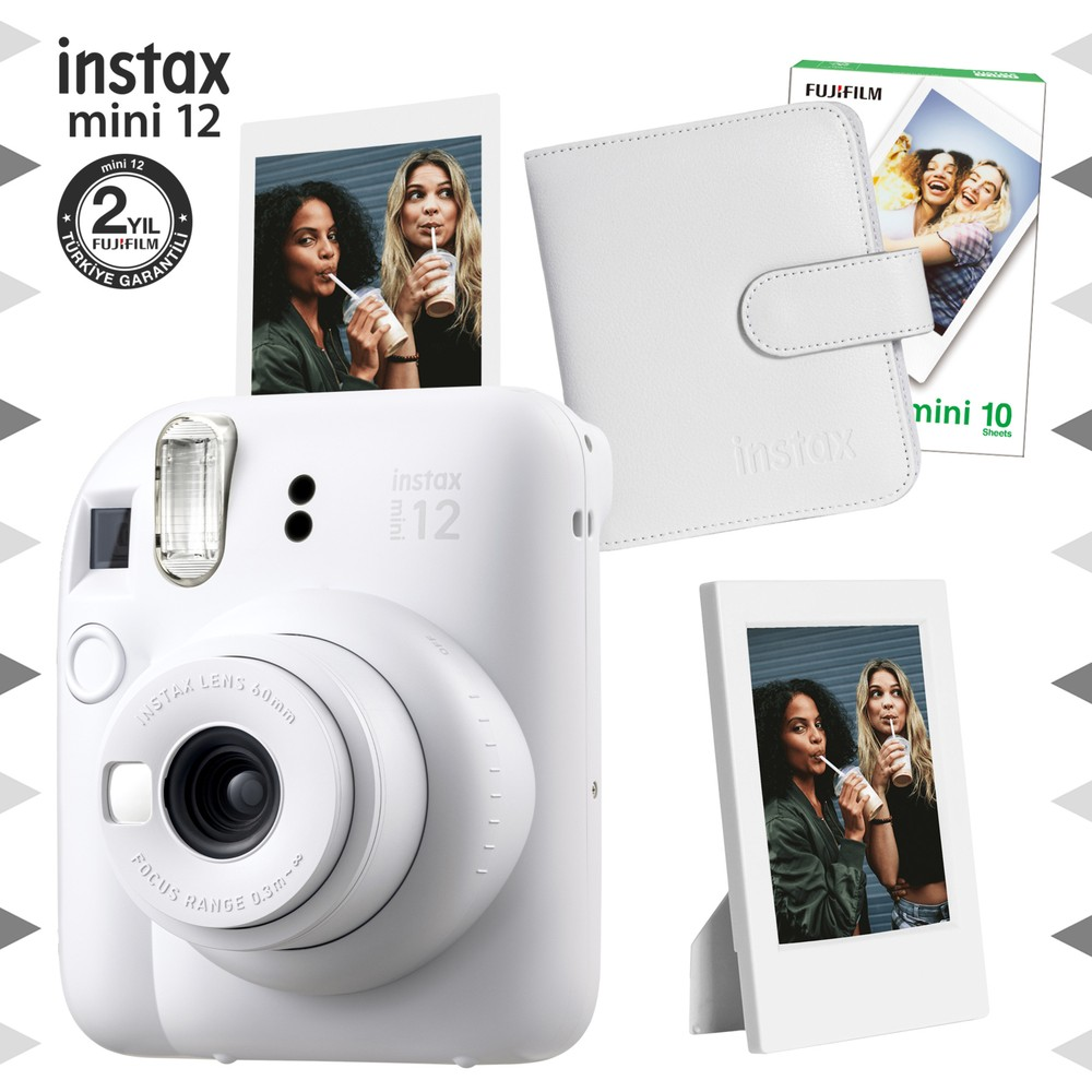 Beyaz Instax Mini 12 kamera aksesuarlarıyla: fotoğraf albümü, film paketi ve çerçeve.