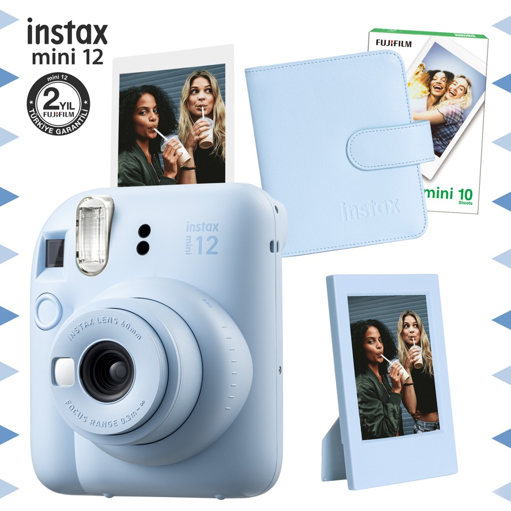 Açık mavi Instax Mini 12 kamera, film, fotoğraf albümü ve çerçeveli fotoğraf.