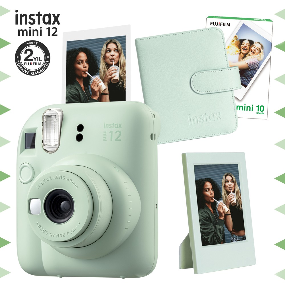 Nane yeşili Instax Mini 12 kamera, fotoğraf albümü ve filmler gibi aksesuarlarla.