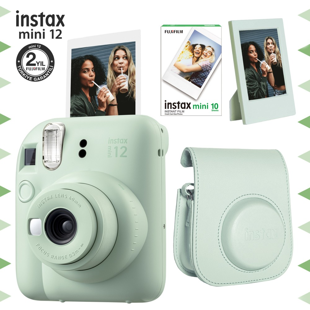 Mint yeşili Instax Mini 12 kamera, kılıf ve film aksesuarlarıyla.