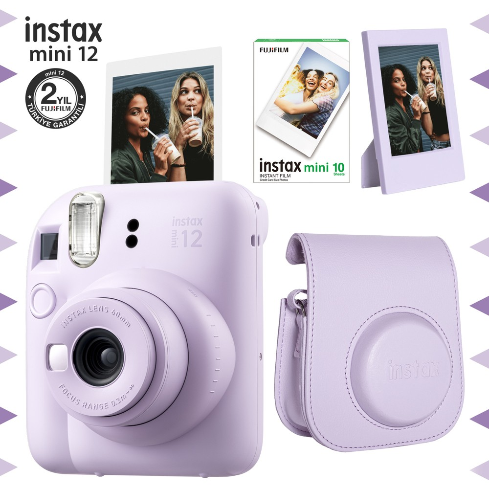 Mor Instax Mini 12 kamera ve aksesuarları: kamera, kılıf, film ve fotoğraf çerçevesi.