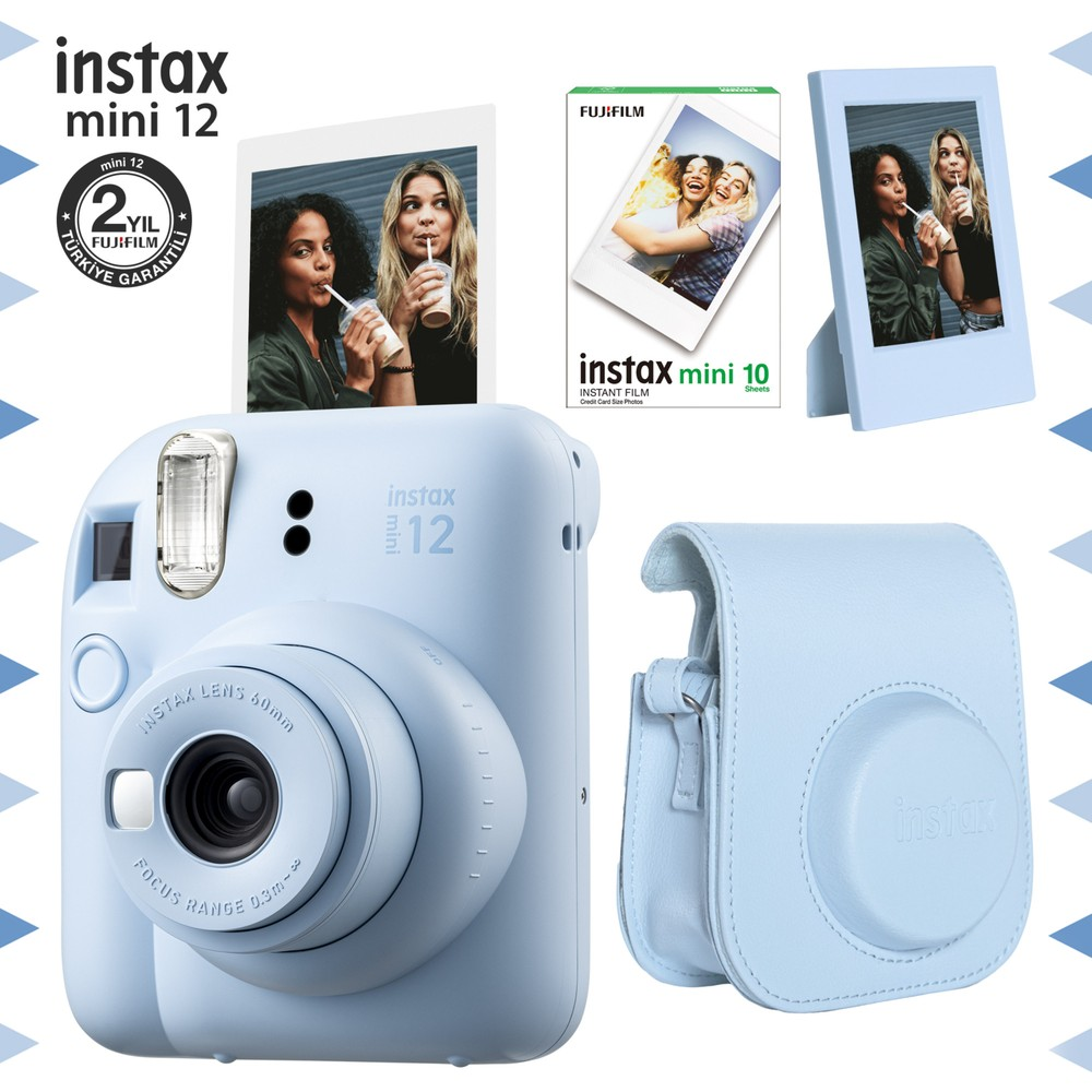 Kadınların iki fotoğrafı, film paketi ve kılıfıyla açık mavi Instax Mini 12 kamera.