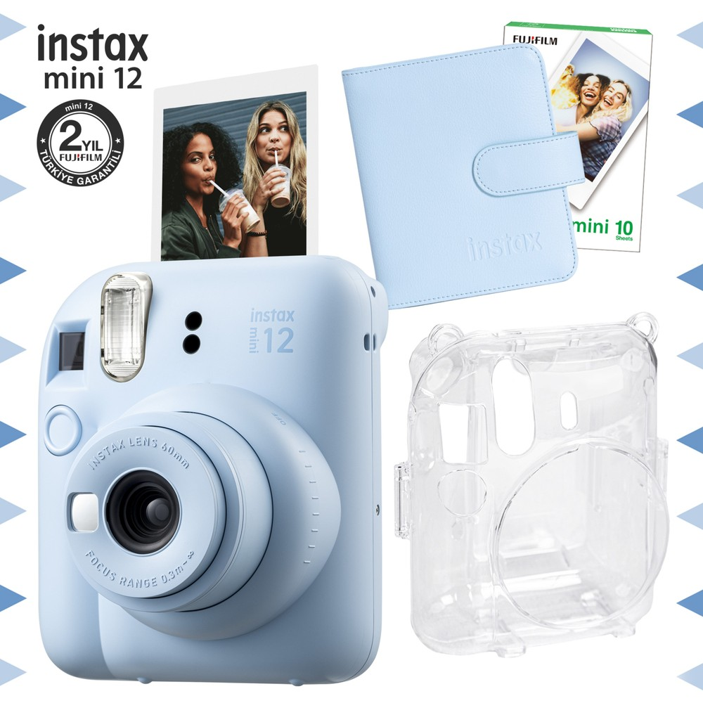 Aksesuarli açik mavi Instax Mini 12 kamera: fotoğraf albümü, şeffaf kılıf ve film paketi.