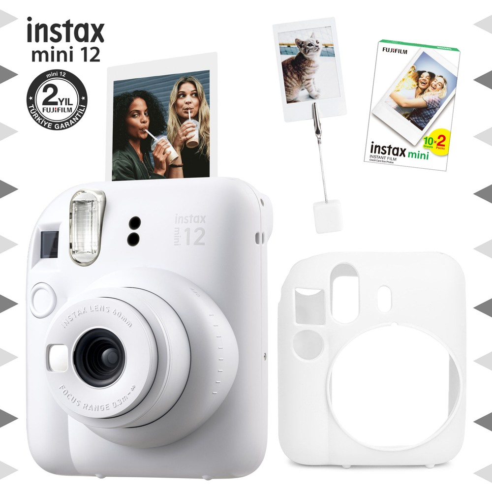 Beyaz Instax Mini 12 kamera, fotoğraflar, film paketi ve kılıf.