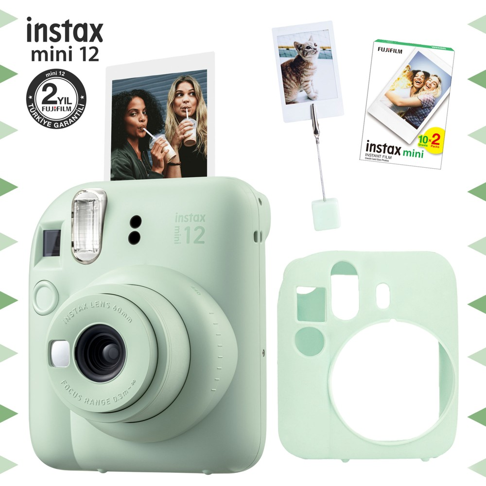 Aksesuar ve fotoğraflı nane yeşili Instax Mini 12 anında fotoğraf makinesi.