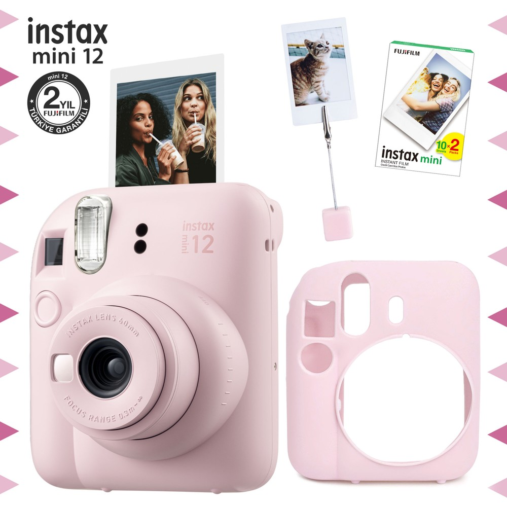 Pembe Instax Mini 12 kamera, pembe kılıf ve film paketleri dahil aksesuarlarla.