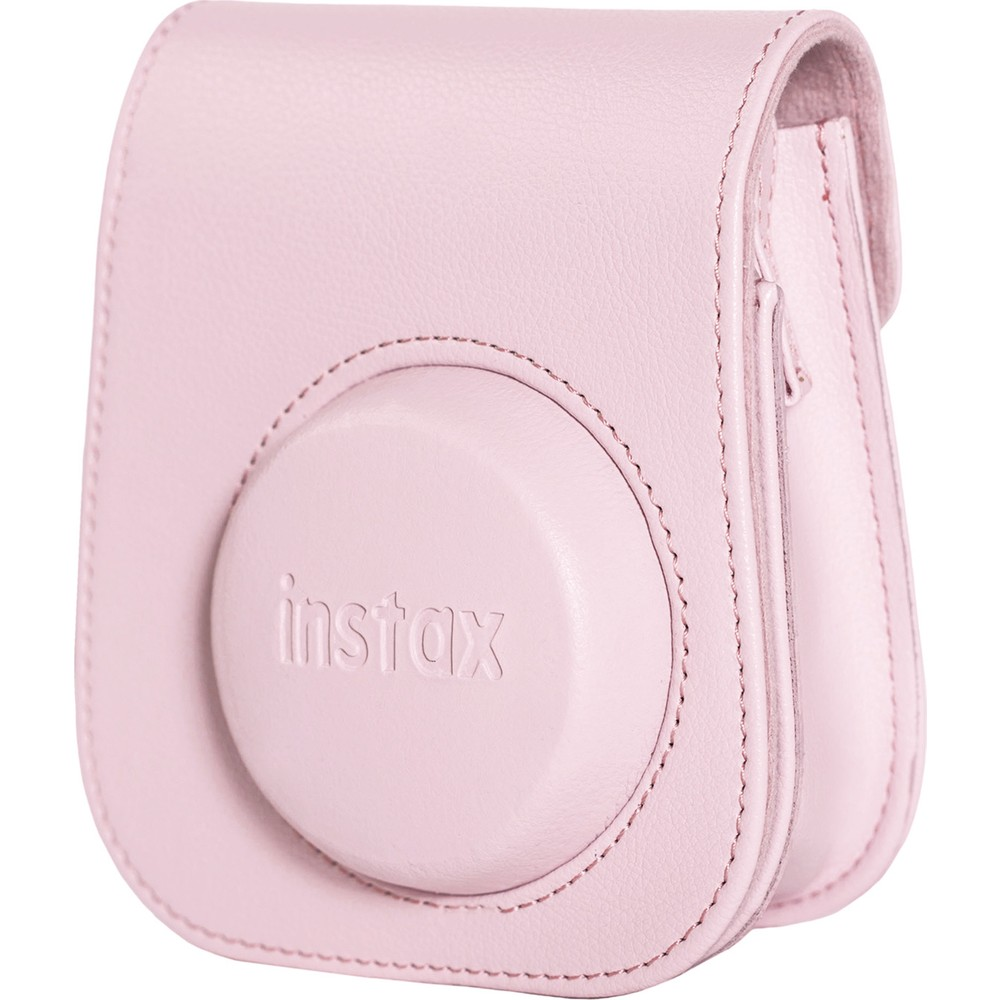 Önünde "instax" kabartmalı açık pembe deri kamera çantası.