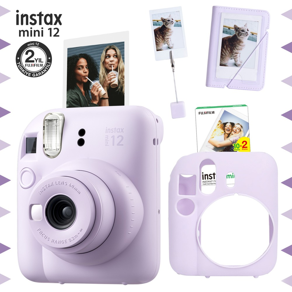 Mor Instax Mini 12 kamera aksesuarlarla: fotoğraf albümü, film paketi, kılıf, fotoğraflar.
