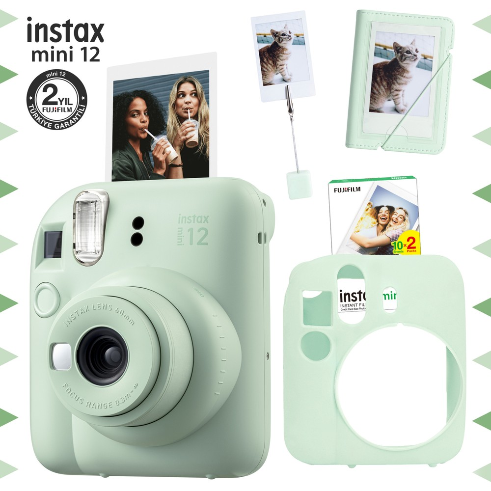 Aksesuar, fotoğraf ve film paketli açık yeşil Instax Mini 12 kamera.